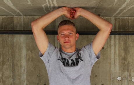 Il giovane Rick Sanchez si spoglia e mostra il suo culo stretto all