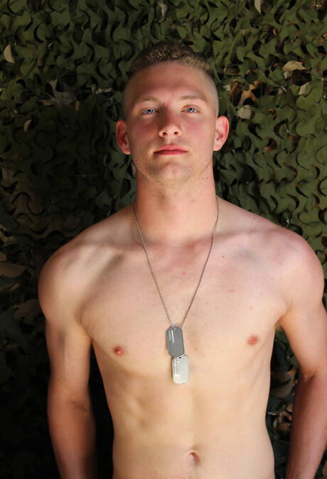 Il giovane Rick Sanchez si spoglia e mostra il suo culo stretto all