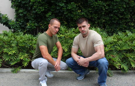 Twee Amerikaanse kerels, de gespierde Richard Buldger en de knappe Mathias, in hete homoseksuele actie in de buitenlucht