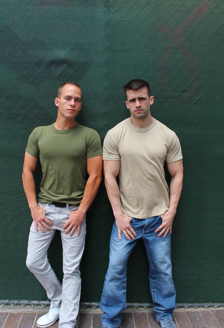 Dois caras americanos, o robusto Richard Buldger e o bonitão Mathias, em uma ação homossexual quente ao ar livre