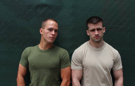 Twee Amerikaanse kerels, de gespierde Richard Buldger en de knappe Mathias, in hete homoseksuele actie in de buitenlucht