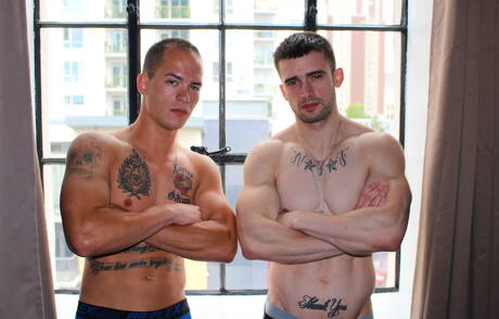 Twee Amerikaanse kerels, de gespierde Richard Buldger en de knappe Mathias, in hete homoseksuele actie in de buitenlucht