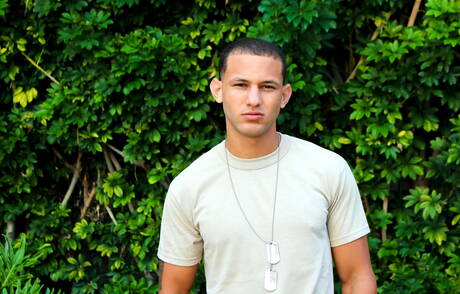 La nutria americana Jack Radley posando desnuda y mostrando su trasero caliente al aire libre