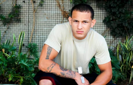 La nutria americana Jack Radley posando desnuda y mostrando su trasero caliente al aire libre