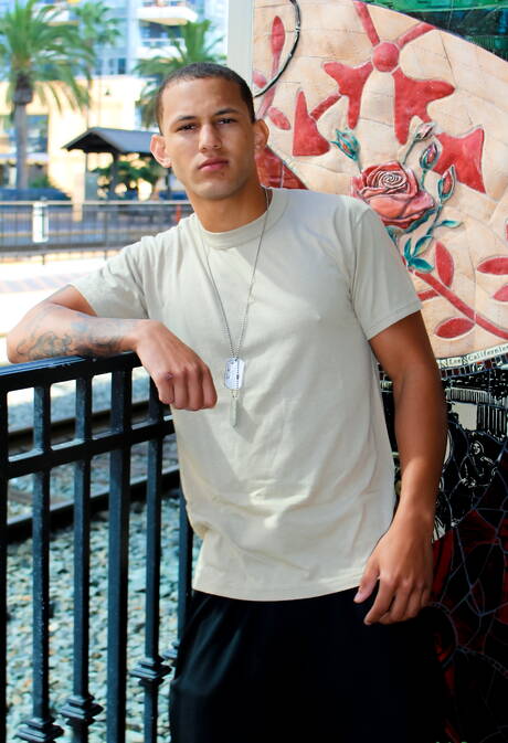 La nutria americana Jack Radley posando desnuda y mostrando su trasero caliente al aire libre