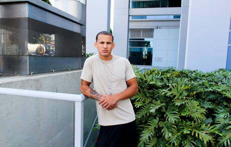 La nutria americana Jack Radley posando desnuda y mostrando su trasero caliente al aire libre