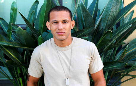 La nutria americana Jack Radley posando desnuda y mostrando su trasero caliente al aire libre