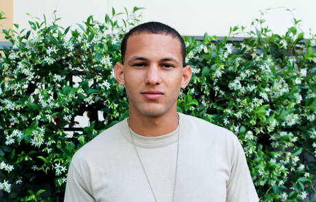 La nutria americana Jack Radley posando desnuda y mostrando su trasero caliente al aire libre