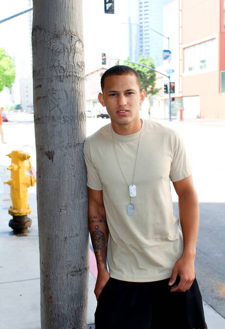 La nutria americana Jack Radley posando desnuda y mostrando su trasero caliente al aire libre