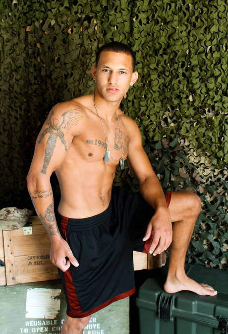 La nutria americana Jack Radley posando desnuda y mostrando su trasero caliente al aire libre