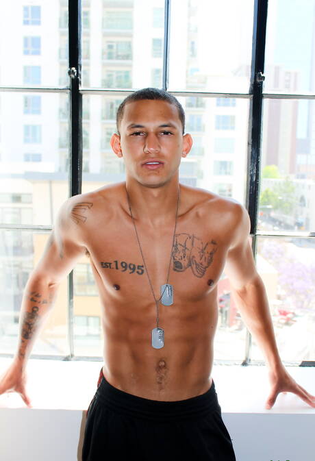 La nutria americana Jack Radley posando desnuda y mostrando su trasero caliente al aire libre