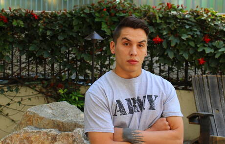 Ładny Xavier Cross pokazuje idealne ciało na świeżym powietrzu