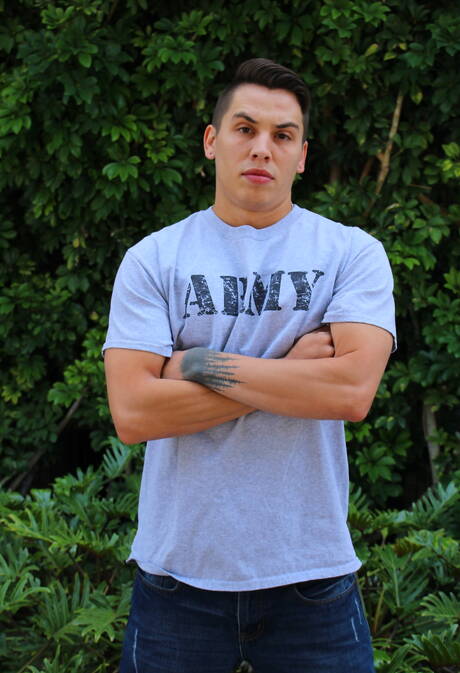 Ładny Xavier Cross pokazuje idealne ciało na świeżym powietrzu