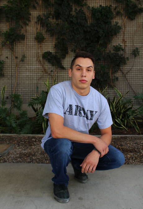 Ładny Xavier Cross pokazuje idealne ciało na świeżym powietrzu