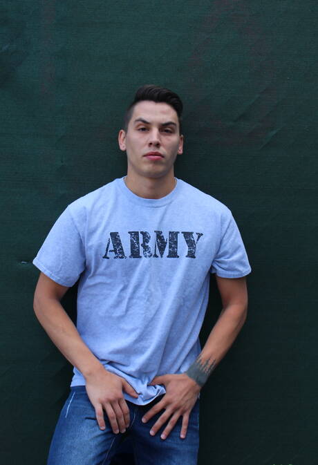 Ładny Xavier Cross pokazuje idealne ciało na świeżym powietrzu