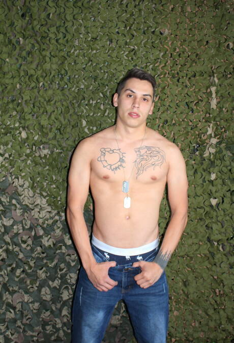 Ładny Xavier Cross pokazuje idealne ciało na świeżym powietrzu