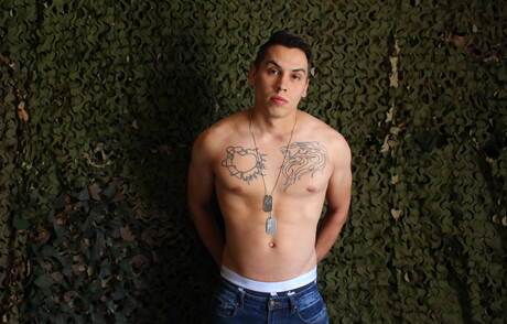 Ładny Xavier Cross pokazuje idealne ciało na świeżym powietrzu