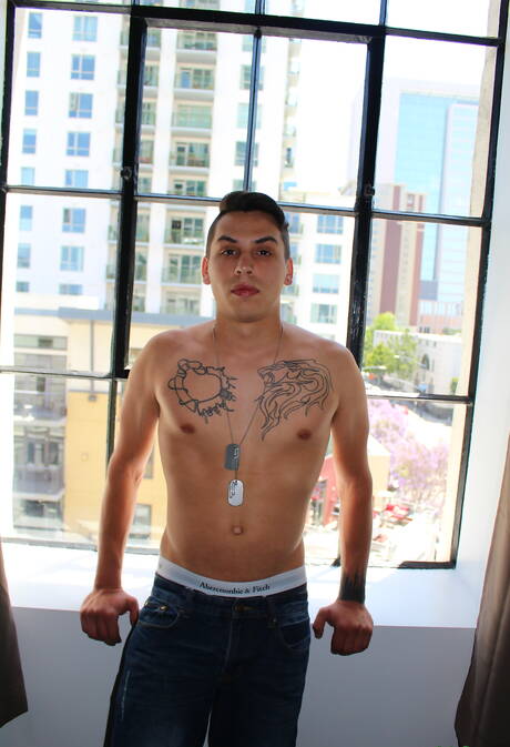 Ładny Xavier Cross pokazuje idealne ciało na świeżym powietrzu