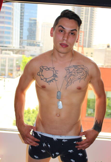 Ładny Xavier Cross pokazuje idealne ciało na świeżym powietrzu