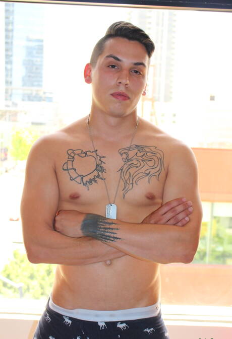 Ładny Xavier Cross pokazuje idealne ciało na świeżym powietrzu