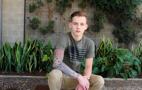 Jonge jongen Chad Neil rukt buiten af