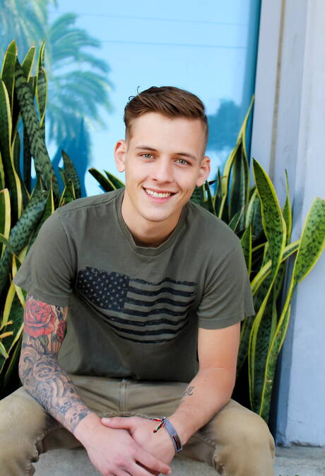 Jonge jongen Chad Neil rukt buiten af