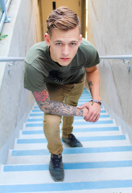 Jonge jongen Chad Neil rukt buiten af