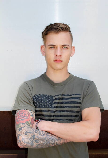 Jonge jongen Chad Neil rukt buiten af