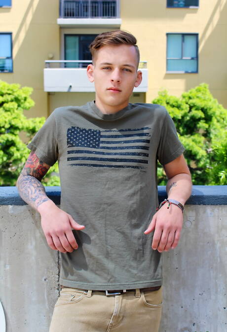 Jonge jongen Chad Neil rukt buiten af