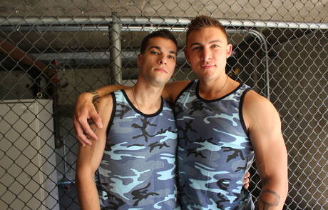 Die netten amerikanischen Jungs, der bullige Princeton Price und der gut gebaute Ripley Grey, ficken den Arsch, nachdem sie draußen einen Schwanz gelutscht haben