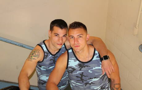 Die netten amerikanischen Jungs, der bullige Princeton Price und der gut gebaute Ripley Grey, ficken den Arsch, nachdem sie draußen einen Schwanz gelutscht haben