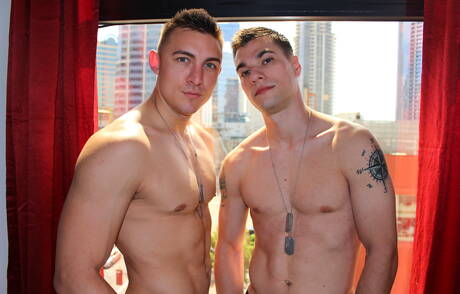 Die netten amerikanischen Jungs, der bullige Princeton Price und der gut gebaute Ripley Grey, ficken den Arsch, nachdem sie draußen einen Schwanz gelutscht haben