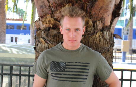 Twink Kevin Grey poseert naakt en laat zijn strakke kont zien