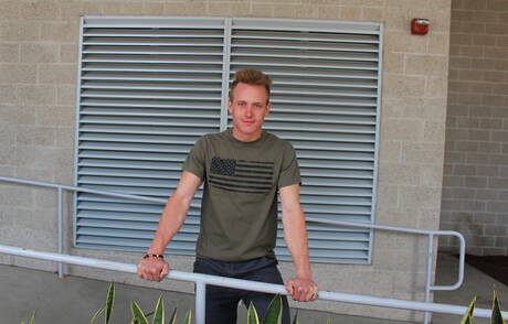 Twink Kevin Grey poseert naakt en laat zijn strakke kont zien