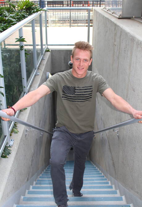 Twink Kevin Grey poseert naakt en laat zijn strakke kont zien