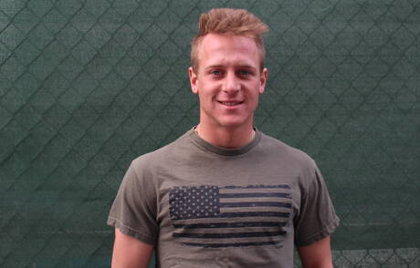 Twink Kevin Grey poseert naakt en laat zijn strakke kont zien