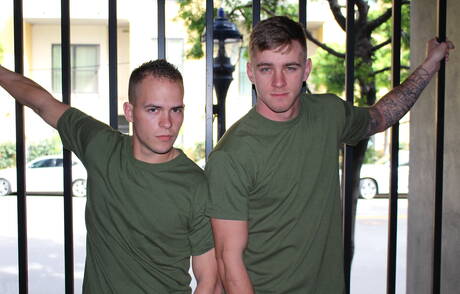 Active Duty: Heiße amerikanische Jungs, der schöne Junge Ryan Jordan und der bullige Richard Buldger ficken Arsch, nachdem sie draußen Schwänze gelutscht haben