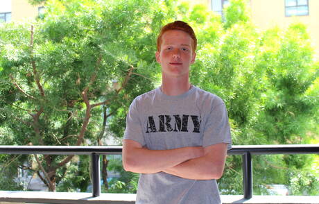 若きエドワード・ティーチが屋外で美しい体を披露