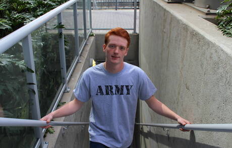 若きエドワード・ティーチが屋外で美しい体を披露