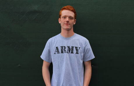 若きエドワード・ティーチが屋外で美しい体を披露