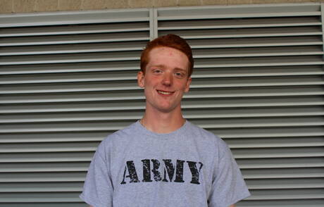 若きエドワード・ティーチが屋外で美しい体を披露