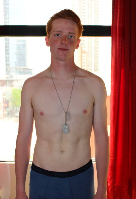 若きエドワード・ティーチが屋外で美しい体を披露