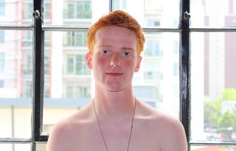 若きエドワード・ティーチが屋外で美しい体を披露