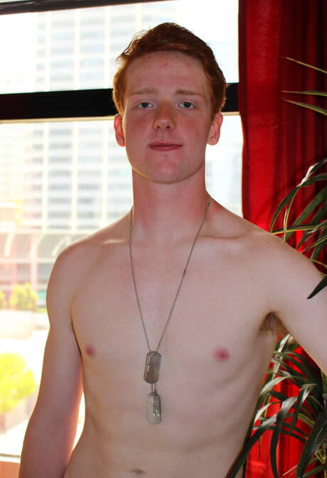 若きエドワード・ティーチが屋外で美しい体を披露