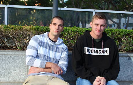 Heiße amerikanische Jungs, der hübsche Ryan Jordan und der bullige Princeton Price haben draußen heißen Paarsex