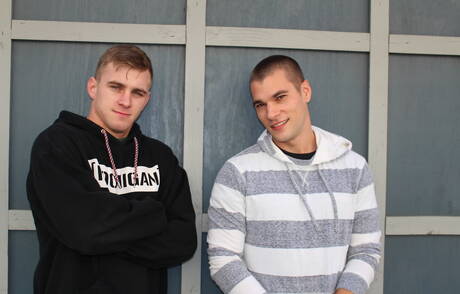 Heiße amerikanische Jungs, der hübsche Ryan Jordan und der bullige Princeton Price haben draußen heißen Paarsex