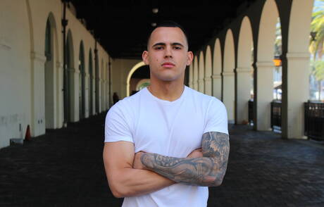 帥哥費南多在戶外裸體擺造型，露出性感臀部