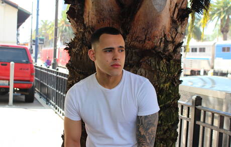 帥哥費南多在戶外裸體擺造型，露出性感臀部