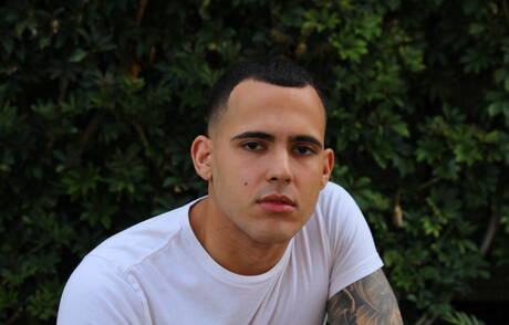 帥哥費南多在戶外裸體擺造型，露出性感臀部