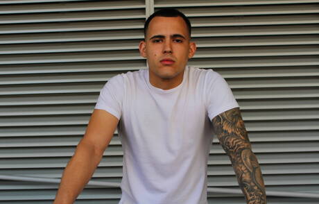 帥哥費南多在戶外裸體擺造型，露出性感臀部